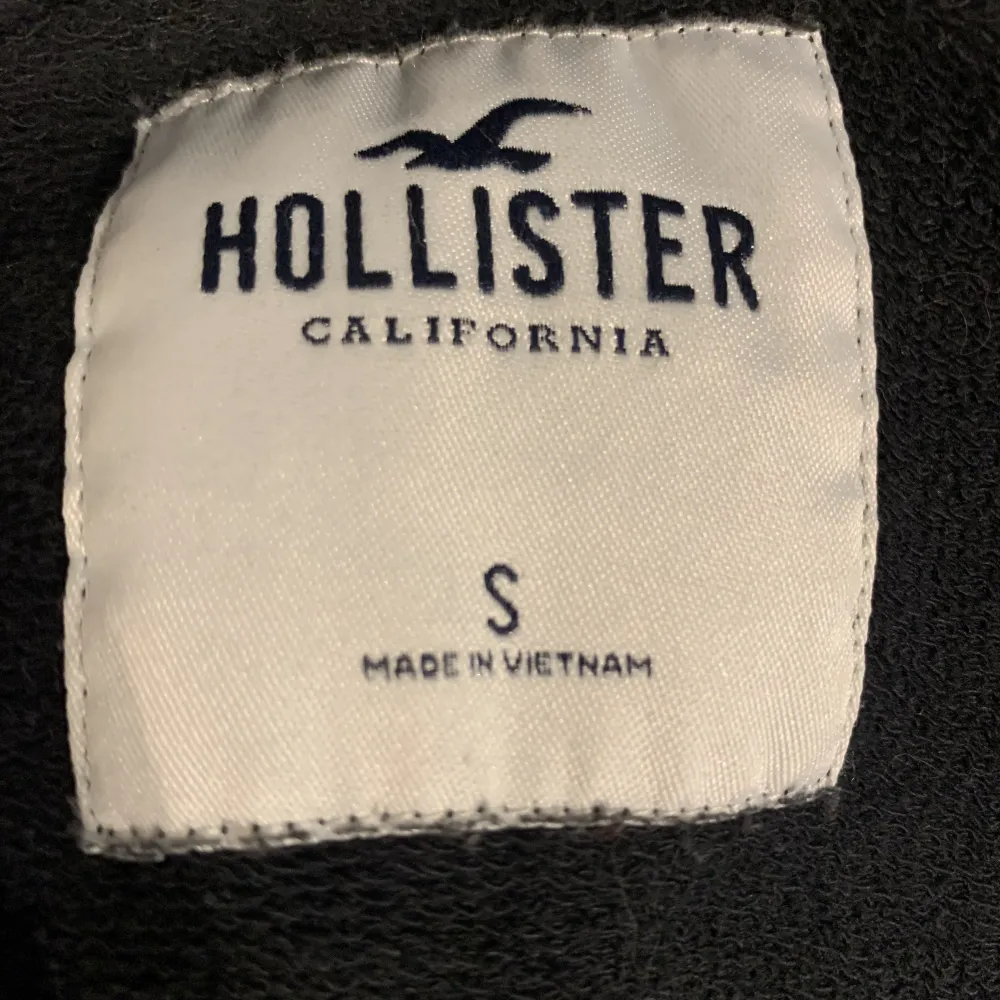 Jätte skön hollister zip hoodie varm och perfekt till vintern💞den är i ny skick och använd få tal gånger! Ny pris 699. Hoodies.