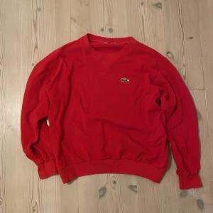 Lacoste tröja - En Old School Lacoste tröja som jag knappast har använt. Skick 9/10 
