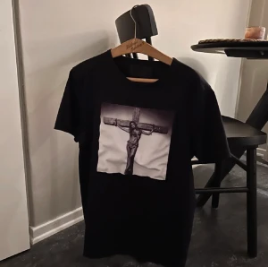 Limitato  - Tja, säljer nu min skit snygga Limitato T-shirt då den har blivit för liten. Skick 10/10 nypris 1200-1500kr