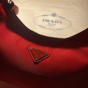 Säljer en oanvänd Prada Re-edition mini bag i röd färg. Köpt från Plick! Fraktas spärbart & försäkrat på köparens bekostnad. ❤️