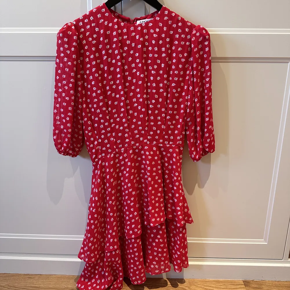 Slutsåld röd Asymmetric Dress från Adoore. Använd 1 gång. Strl S. Klänningar.