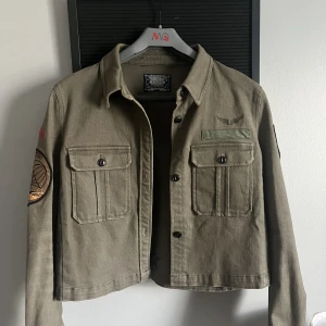 Grön Crocker denim jacka - Säljer min helt oanvända jeansjacka från crocker i militär grön. Den är extremt snygg och trendig men kommer aldrig till användning. Aldrig sett någon med denna jacka innan! Den är en lite kortare modell så den går ner t höftbenen. Kan lösa bilder på💞