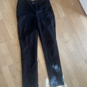 Kostymbyxor  - Superfina kostymbyxor frpn gina tricot. Bra skick. Kan tänka mig att förhandla om priset vid snabb affär. 