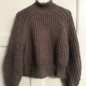 Stickad tröja - Brun stickad tröja, knappt använd!