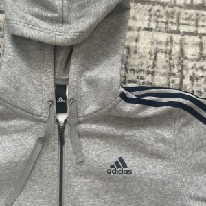 ADIDAS HOODIE - <3 Söt och mysig/ varm Adidas hoodie <3 