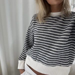 Sweatshirt  - Utrensning till hösten🌺 tröjan är använd Max 10 gånger, nyskick