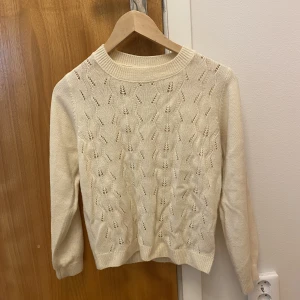 146/152 STICKAD TRÖJA  - Nu säljer jag denna fina stickade tröja från name it stl 146/152 pga att den är för liten 💕 Inga hål eller liknande. 100kr + frakt 📦🚚 !Tryck INTE på köp nu!