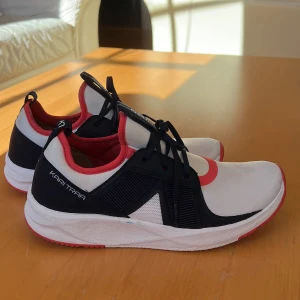 Kari Traa-sneakers - Snygga sneakers från Kari Traa i mjuk och lätt lycra och med slimmad passform. Mudd i neoprenstretch som gör att skorna är väldigt lätta att ta på och av. Använda två gånger, alltså helt i nyskick. Strlk 39 (små, känns mer som liten 38). Pris 350:-