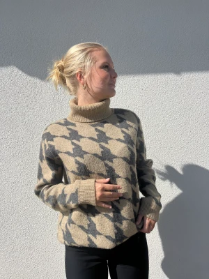 Stickad tröja - Stickad tröja med polokrage i färgerna beige och grå! I bra skick⭐️