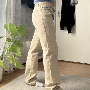 Beige Gant jeans i bra skick, storlek 34/34. Dm för mått 📏 . 