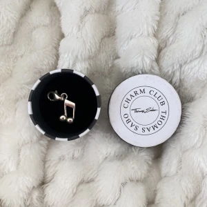 Thomas sabo berlock - Har för många berlocker på mitt armband nu så har fått välja bort och sälja vissa! Den är i ett jättefint skick och har inga defekter 🫶🏼nypris 299