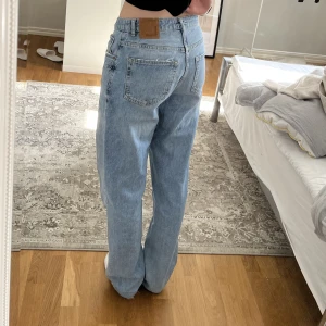 Baggy jeans mid waist - Baggy jeans från never denim. Jag är 180 och de är långa på mig och går att ha både highwaist/mid/low beroende på hur man har dom och om man har dom oversize eller inte. En liten rostfläck på höger innerlår, skickar självklart bild på den innan köp. 