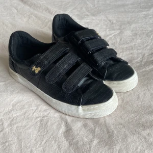 Skor kardborreband  - Sökjer dessa fina skor från Zalando för att de inte kommer till användning🩷de är i storlek 36 men passar 37!! (De är stora i storleken så var tvungen att gå ner till 36 het egentligen 37) ny pris ca 700kr🩷