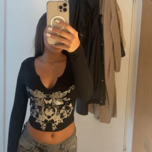 Lång armad  - Knappt använd, väldigt tajt och den är i bra skick 🥰