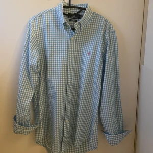 Ralph lauren skjorta - Säljer en skjorta från Ralph lauren. Storlek S, nyskick! Hör av er för fler bilder eller andra funderingar. OBS! Vid köp av fler skjortor från min sida kostar det 300kr/st