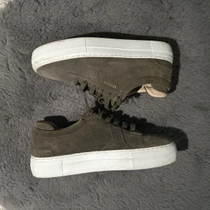 Arigato skor - Det är ett par gröna arigato i modellen ”platform sneaker”. De är i mocka material. Ny pris är 2550kr. Skicket är mycket bra. Medkommer inte skolartongen.