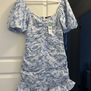 Klänning Gina  - ✨HELT OANVÄND ✨  Otroligt fin klänning från Gina Tricot, med prislapp kvar 🩵💙  Ordinarie pris 359, säljer för 150.   Skriv privat för fler bilder 📸
