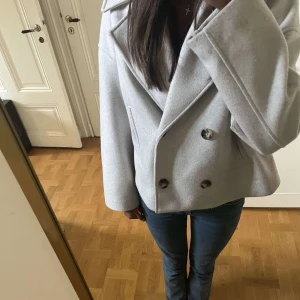  höst/vår kappa  - Säljer en höstkappa som inte kom till användning, använd ett fåtal gånger. Köparen står för frakten annars möts jag upp men postar helst💗