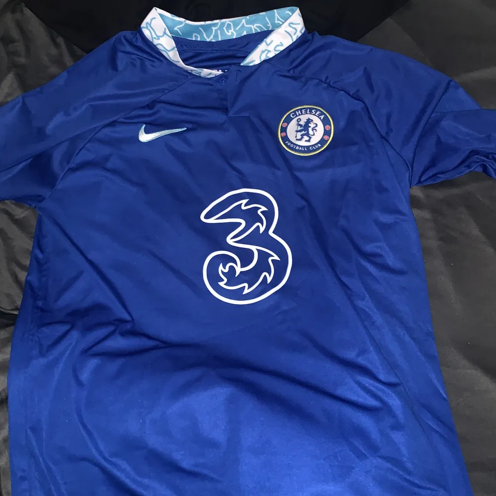 Säljer min Chelsea t shirt då den inte passar och är köpt på stanfordbrigde k england och är äkta . T-shirts.