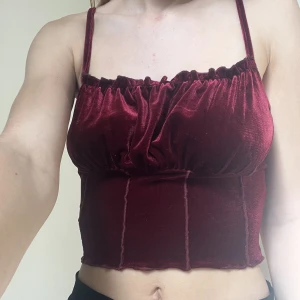 Sammetslinne  - Sött linne från shein🫶🏻Väldigt mjuk och stretchig, aldrig använd✨Skulle säga att den passar XS