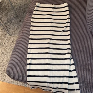  kjol från gina.  - En väldigt fin och lång kjol från gina! Oanvänd 