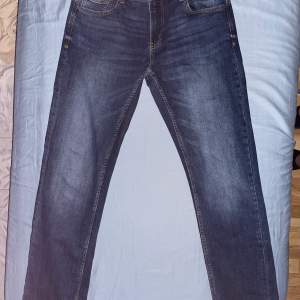 Blåa jeans  Använd 1 gång  Köpt för 500kr 