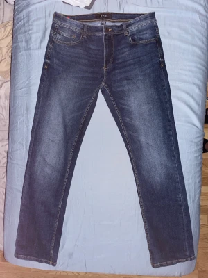 Blåa jeans - Blåa jeans  Använd 1 gång  Köpt för 500kr 