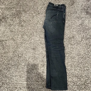 Dondup jeans  - Tja  Säljer dessa sjukt snygga dondup jeans i storlek 33  Skicket 8.5 och model George 🙌 Vid minsta fundering är det bara att skriva✅👏👏