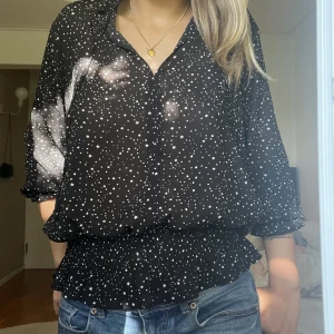 Blus - Säljer denna as snygga blus med stjärnor på. Köpt på secondhand för några månader sedan men aldrig använt. Förra ägaren har klippt av lappen så vet tyvärr inte vart den är ifrån🥰