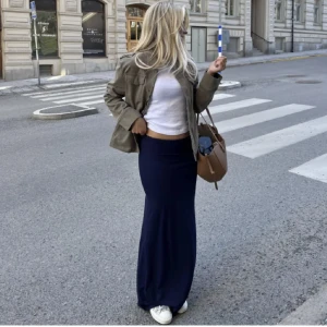 Svart kjol - Kjol från Gina som är köpt i somras och är använd en gång