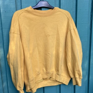 Collegetröja - Gul collegetröja från lager 157☺️(En liten fläck på framsidan)