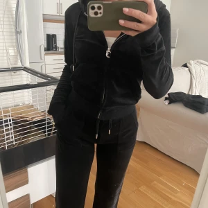 Juicy couture set - Säljer mitt svarta juicy couture set, köpt förra året och inte jätte använt så mycket bra skick. Tröjan är i XS och byxorna i XXS