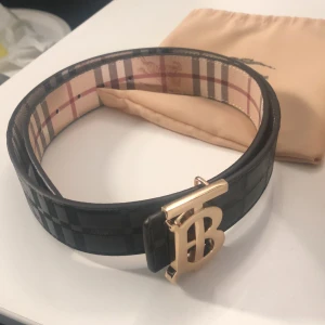 Burberry bälte - Burbrry bälte bra skick 8/10 burberry bälte som du kan vända ut och in om du känner flr säljer den för att jag ej passar i den 100% äkta