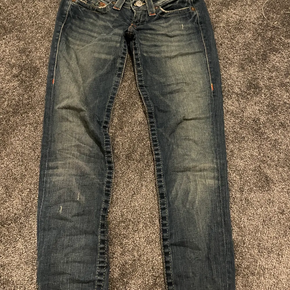 Säljer dessa smått använda true religion jeans då dom blivit för små.. Jeans & Byxor.