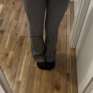 Mid waist flared jeans från Gina tricot. Dom är i väldigt bra skick och använda endast några få gånger. Säljer pga att jag köpte dom i för liten storlek. (Andra bilden är lånad från hemsidan av Ginatricot) köparen står för frakten