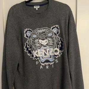 Kenzo sweatshirt  - Säljer denna för att den knappt kommer till användning. Använd Max 5 gånger och är i väldigt bra skick.  Köpt för 2200kr från care of carl 