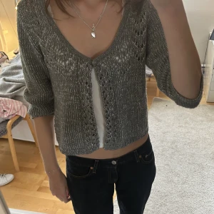 Trekvartsärmad kofta - Så söt grå kofta med Trekvartsärm med knäppning fram!