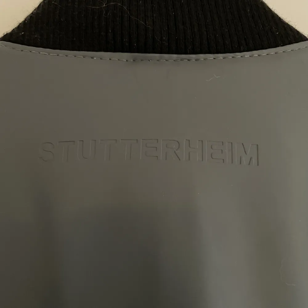 Stutterheim, unik sample-jacka. Bombermodell med egenskaper som en regnjacka. Lite oversized med tanke på storleken, XS. Skulle säga att det är S eller liten M. Köptes för ca 3000 kr.. Jackor.