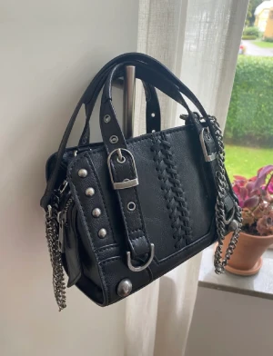 Zara trendig väska - Intressekoll❗️min jättefina och trendiga väska och den är i jätte bra skick!💕