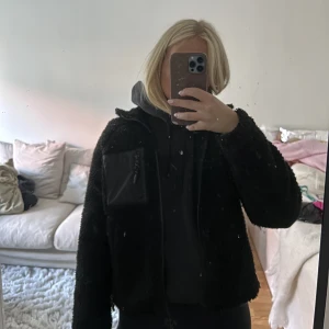 Jacka - Svart Pilejacka köpt på Nelly. Perfekt för hösten! Storlek S