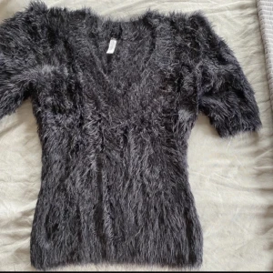 Fluffig topp - Hej säljer denna jättefina fluffiga toppen då den inte kommer till användning. Den är i mycket bra skick. 