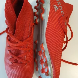 Fotbollskor Adidas Nemesis - Sparsamt använda fotbollskor. 