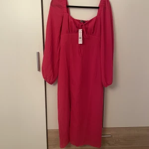 Klänning Gina Tricot - Aldrig använd. 200k + frakt 