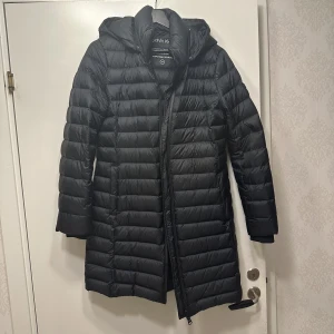 Calvin klein Natalia jacka - Säljer denna höst/vårjacka i fint skick, inga skador eller dylikt, i storlek M. Den är i en svart/marinblå färg 