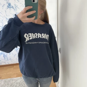 Thrasher sweatshirt - Seeatshirt från thrasher köpt second hand. Fläck på armen som var där när jag köpte den!