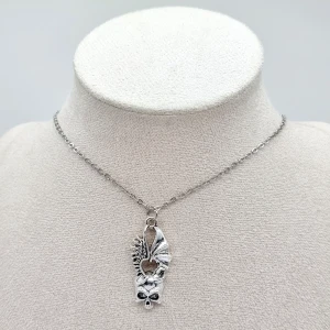 Handgjort halsband  - Material-kedja-rostfritt stål. Nickel fri. Längd: 22cm. Hängsmycke-zinklegeringar-3, 5cm 