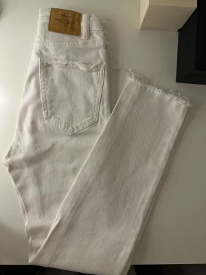 Vita jenas  - Nya jeans från Stradivarius knappt använda, inga fläckar. Har väldigt fint tjockt jenas material samtidigt som de är suuuper bekväma. Stretchiga och lite tajta i midjan. 