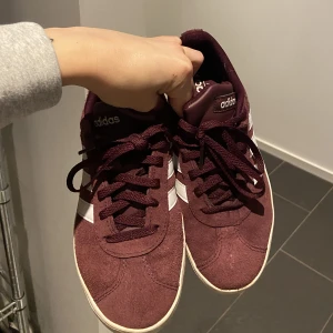 Adidas skor - Adidas skor i jättefint skick, köpta här på plick, men passade ej mig tyvärr! Liknar den populära modellen gazelle! :)
