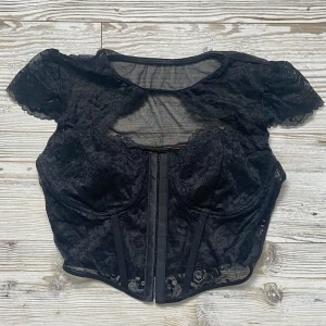 Korsett topp - Cool svart korsett topp med korta ärmar och choker 🖤Wednesday/Yennefer stil! Gratis frakt fram till 10 september!!