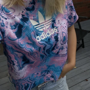 Adidas T-shirt  - Jätte cool adidas t-shirt som inte kommit till användning så den är i jätte fint skick. 